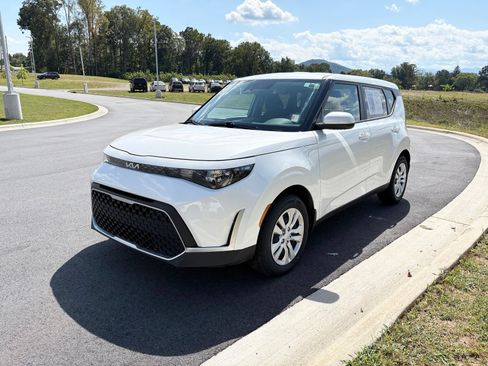 Used 2024 Kia Soul LX FWD image 3