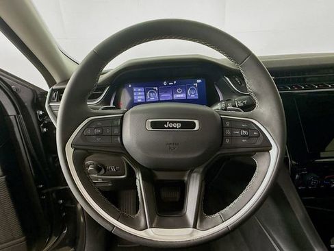 Used 2023 Jeep Grand Cherokee Laredo image 11