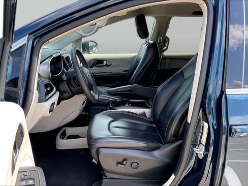 Used 2023 Chrysler Pacifica Touring-L FWD image 8