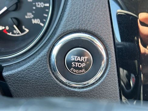 Used 2019 Nissan Rogue SV image 16