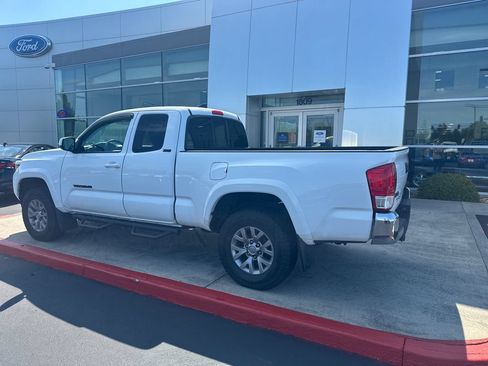 Used 2016 Toyota Tacoma SR5 w/ SR5 Appearance Package (SN) AWD/4WD image 2
