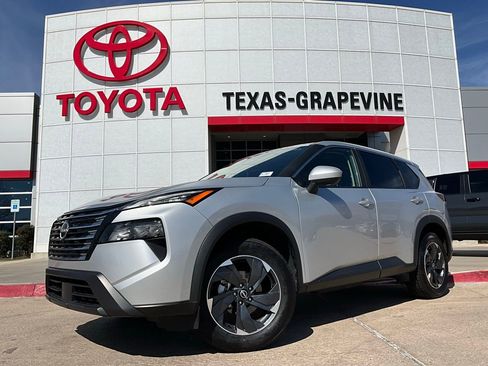 Used 2025 Nissan Rogue SV image 2