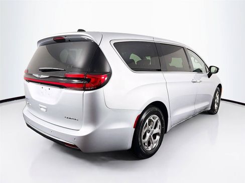 Used 2024 Chrysler Pacifica Limited FWD image 11