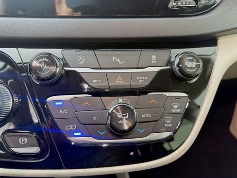 Used 2018 Chrysler Pacifica Touring-L FWD image 12