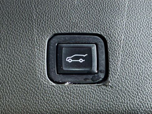 Used 2022 Chevrolet Traverse High Country image 32