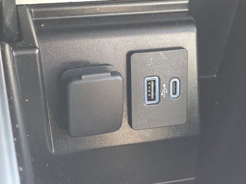 Used 2022 Ford Explorer Limited image 8