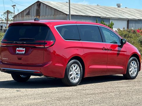 New 2027 Chrysler Pacifica Select FWD image 3