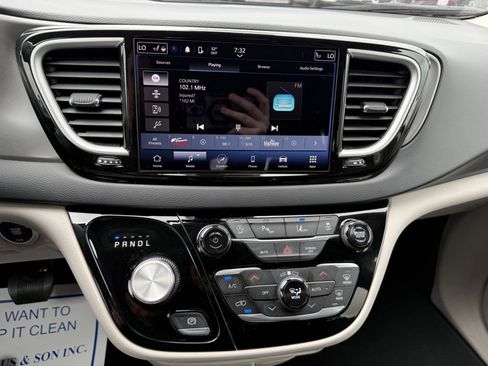 Used 2023 Chrysler Pacifica Touring-L FWD image 26