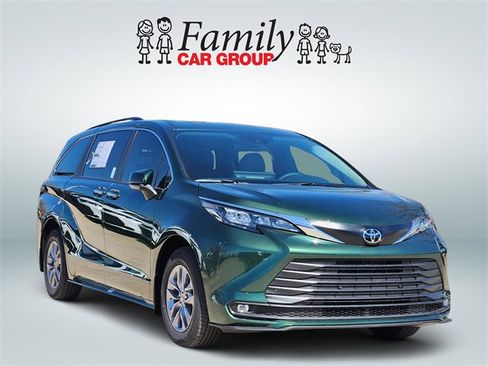 New 2026 Toyota Sienna XLE image 2
