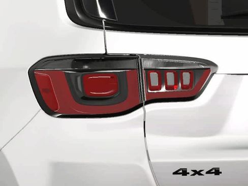 Used 2025 Jeep Compass Latitude w/ Sun & Sound Group image 12