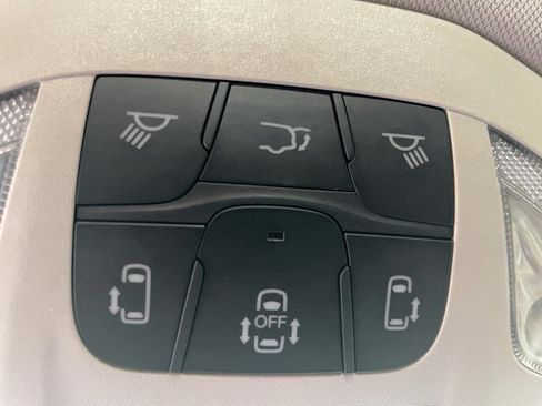 Used 2023 Chrysler Voyager LX FWD image 14