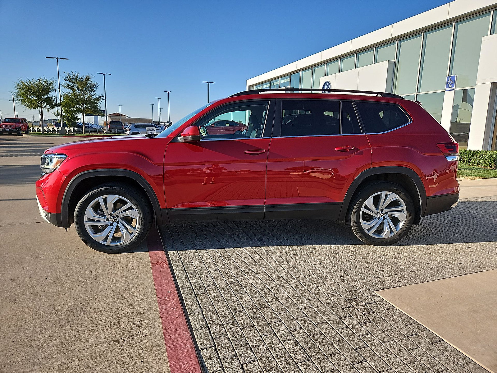 Certified 2023 Volkswagen Atlas SE w/ Panoramic Sunroof Package AWD/4WD image 5