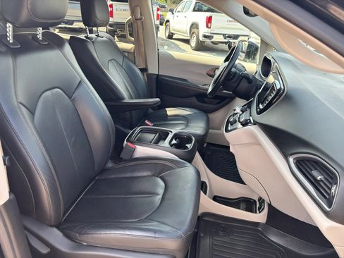 Used 2018 Chrysler Pacifica Touring-L FWD image 22