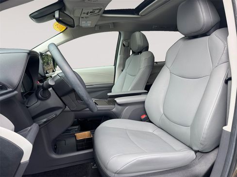 Used 2024 Toyota Sienna XLE image 9