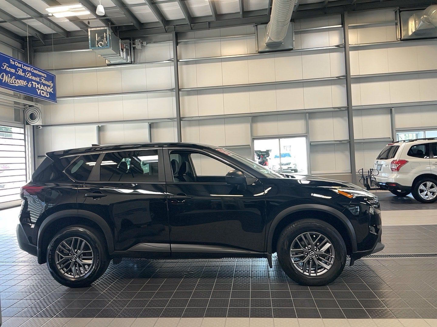 Used 2023 Nissan Rogue S AWD/4WD image 4