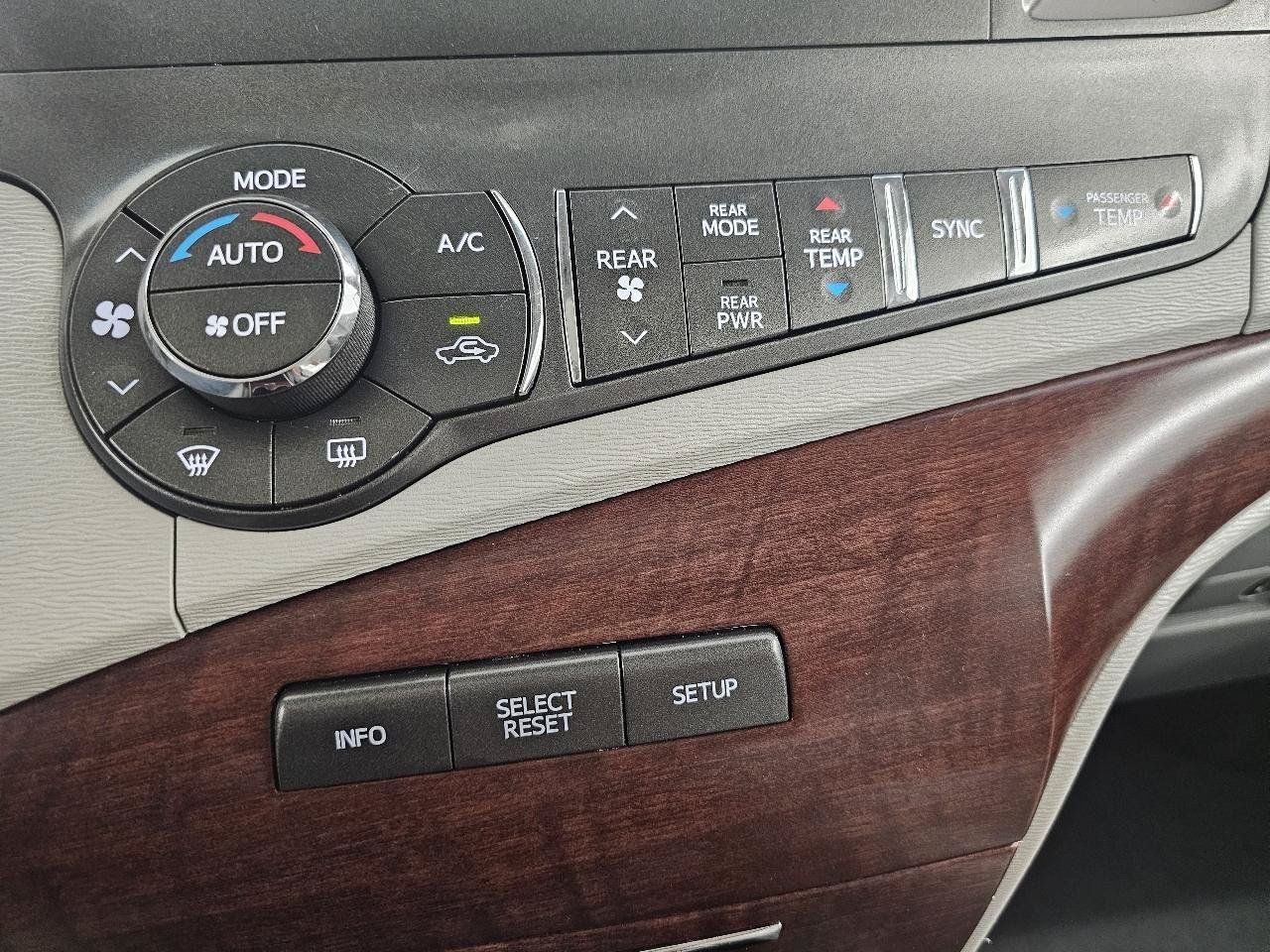 Used 2014 Toyota Sienna XLE AWD/4WD image 20