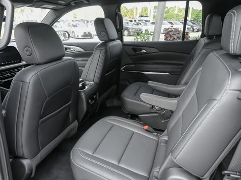 Used 2024 Chevrolet Traverse LT FWD image 34
