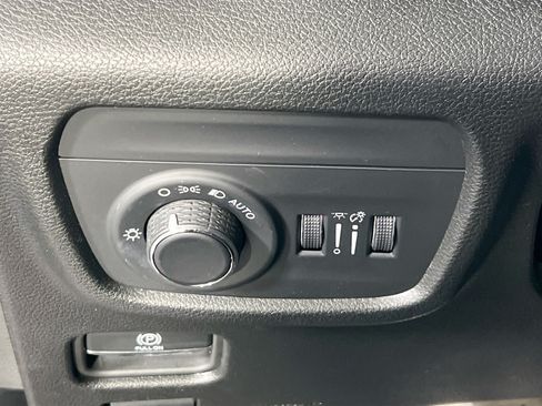 Used 2023 Jeep Grand Cherokee Laredo w/ Luxury Tech Group I AWD/4WD image 10