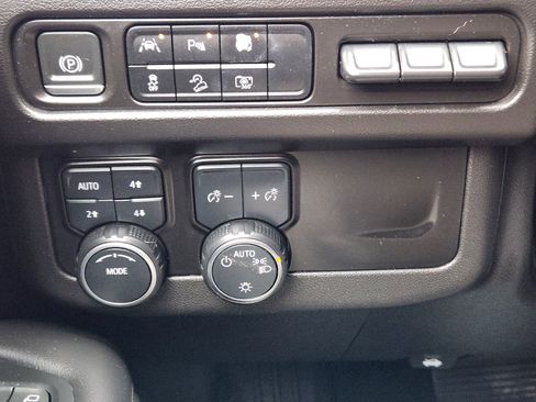 Used 2023 Chevrolet Suburban High Country image 22