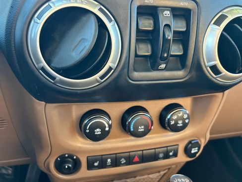 Used 2017 Jeep Wrangler Unlimited Rubicon w/ Dual Top Group image 25