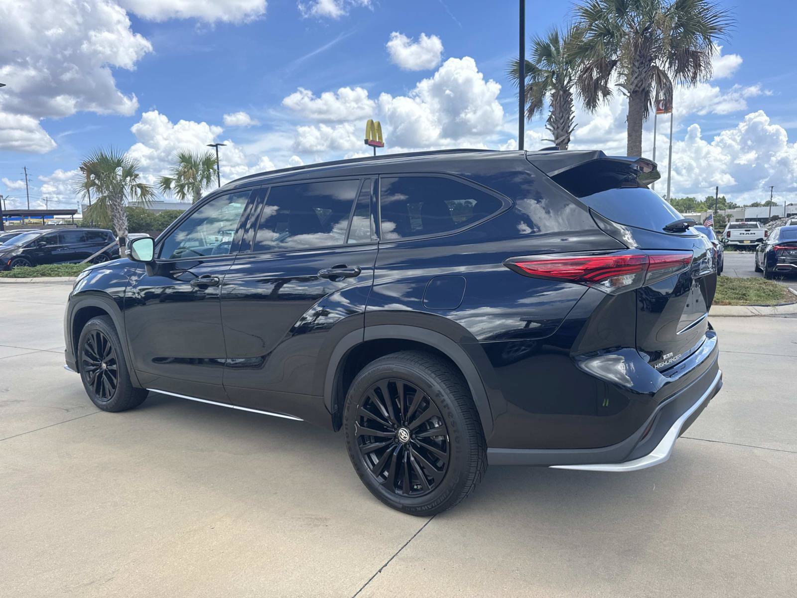 Used 2023 Toyota Highlander XSE FWD image 5