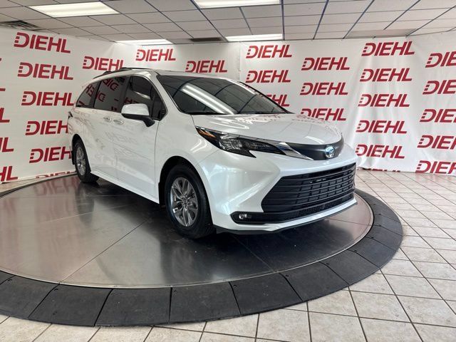 Used 2025 Toyota Sienna XLE w/ XLE Plus Package FWD 360° Tour