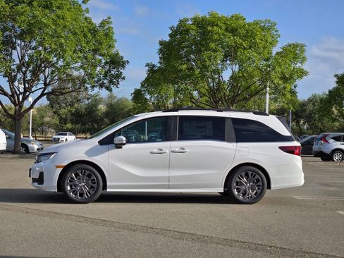 New 2026 Honda Odyssey Touring image 7