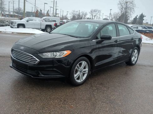 Used 2018 Ford Fusion SE w/ Fusion SE Technology Package image 4
