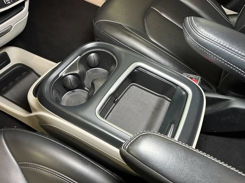 Used 2023 Chrysler Pacifica Touring-L FWD image 40