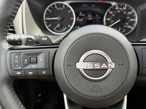 Used 2023 Nissan Rogue SV w/ SV Premium Package image 16