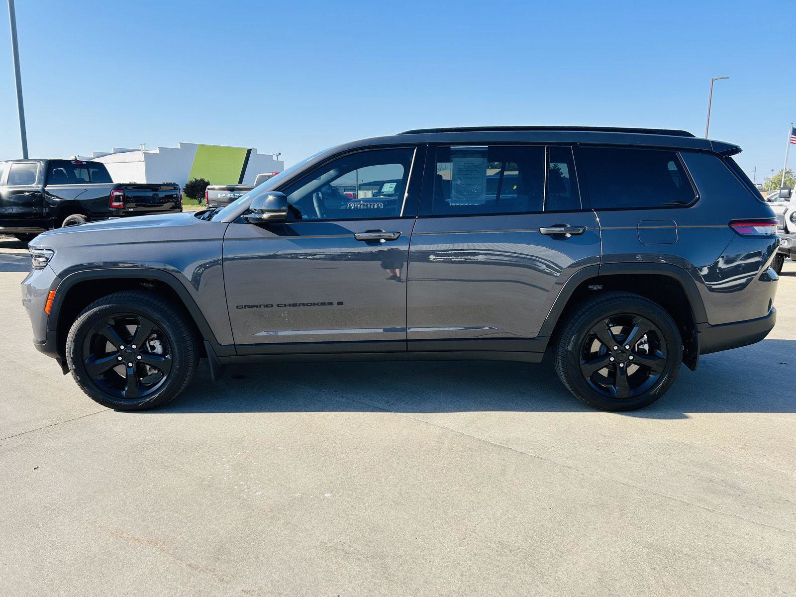Used 2025 Jeep Grand Cherokee L Limited w/ Black Appearance Package AWD/4WD image 40