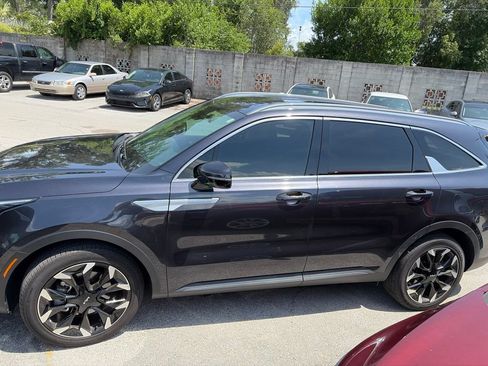Used 2025 Kia Sorento EX FWD image 2