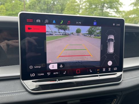 Certified 2025 Volkswagen Tiguan SE w/ Panoramic Sunroof Package AWD/4WD image 22