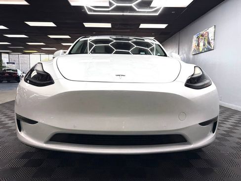 Used 2022 Tesla Model Y Long Range AWD/4WD image 3