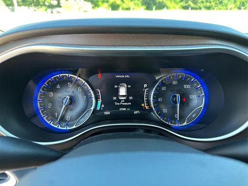 Used 2017 Chrysler Pacifica Touring-L Plus FWD image 16