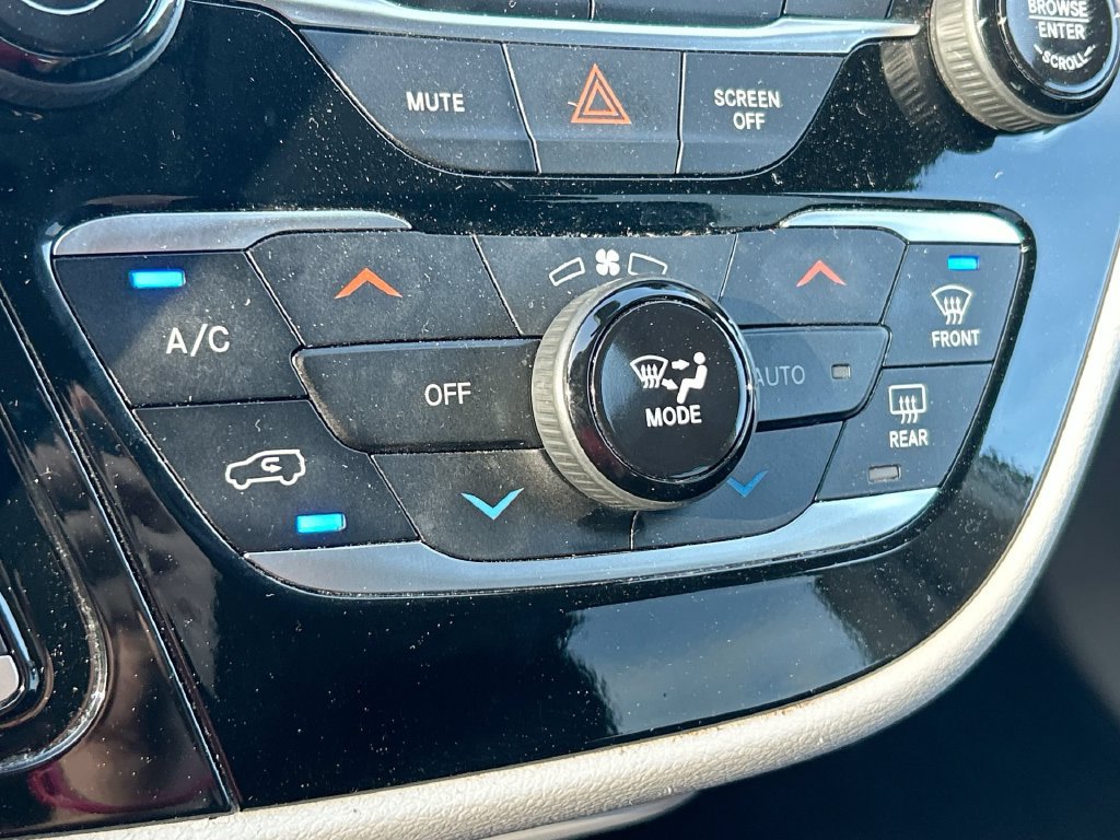 Used 2024 Chrysler Pacifica Touring-L FWD image 25