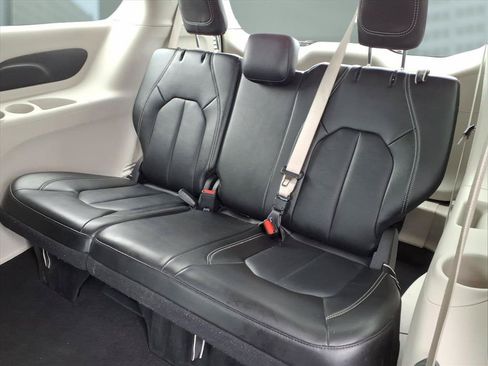 Used 2024 Chrysler Pacifica Touring-L FWD image 19