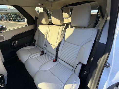 Used 2025 Land Rover Discovery S image 26