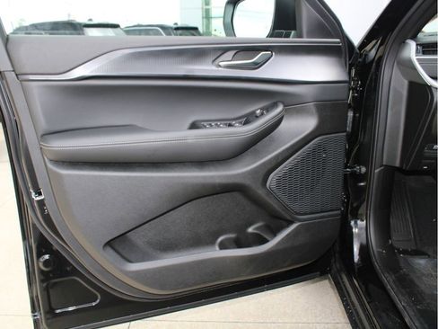 New 2025 Jeep Grand Cherokee Laredo X w/ Luxury Tech Group I image 9