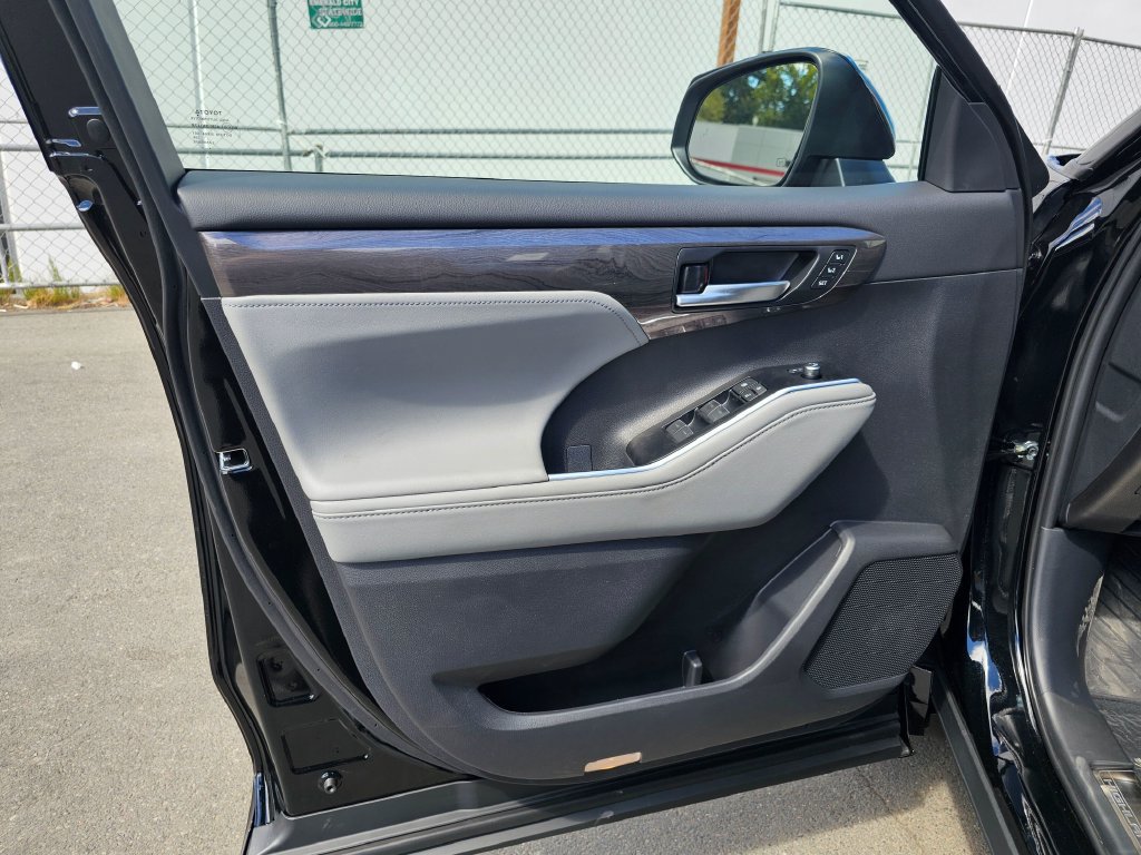New 2026 Toyota Highlander Platinum AWD/4WD image 24
