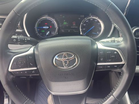 Used 2022 Toyota Highlander XLE AWD/4WD image 17