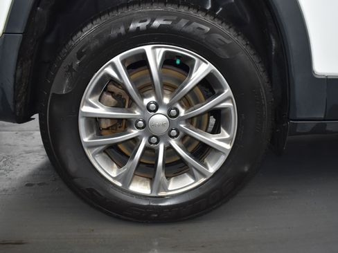 Used 2020 Jeep Cherokee Latitude Plus image 9