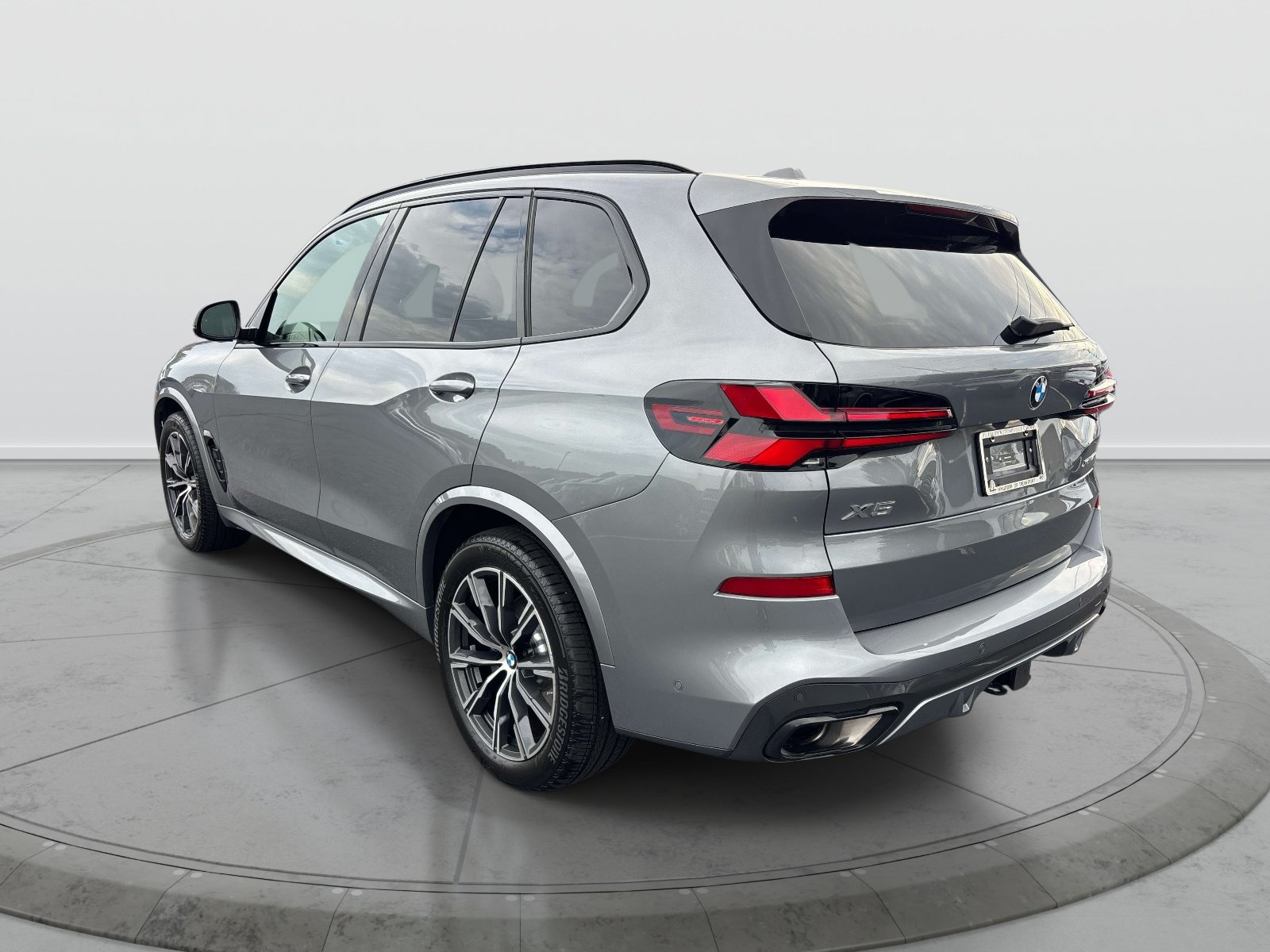 Used 2026 BMW X5 xDrive40i w/ M Sport Package AWD/4WD image 3