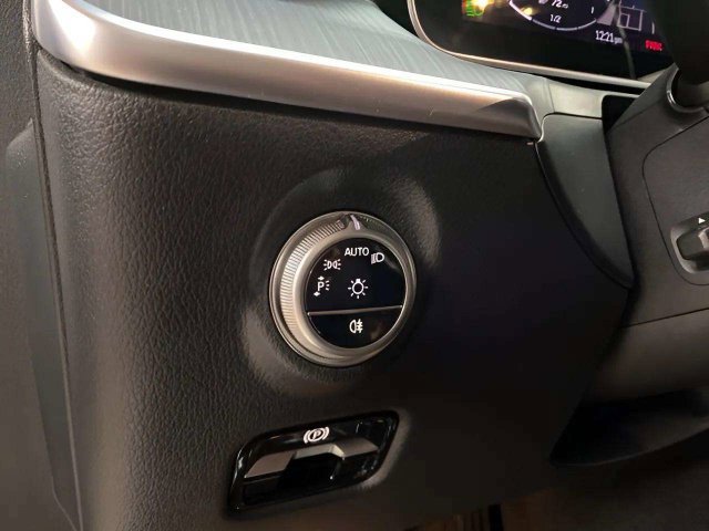 Used 2025 Mercedes-Benz C 300 Sedan image 32