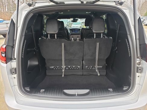Used 2023 Chrysler Pacifica Touring-L w/ S Appearance Package FWD image 5