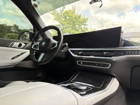 Used 2024 BMW X5 xDrive40i w/ M Sport Package AWD/4WD image 6