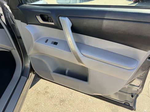 Used 2012 Toyota Highlander SE image 19