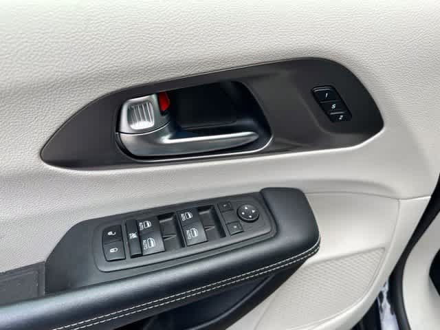 Used 2022 Chrysler Pacifica Touring-L w/ Uconnect Theater Family Group AWD/4WD image 6