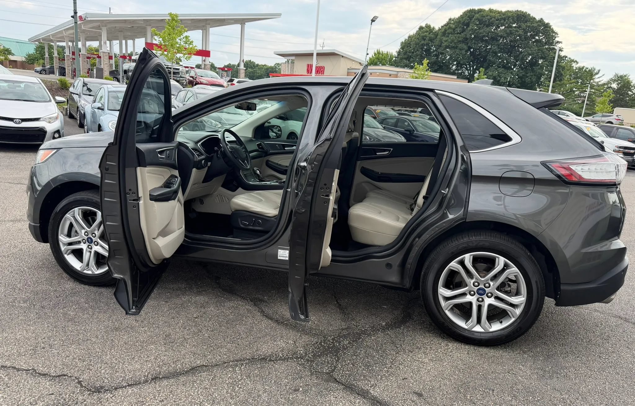 Used 2018 Ford Edge Titanium AWD/4WD image 11