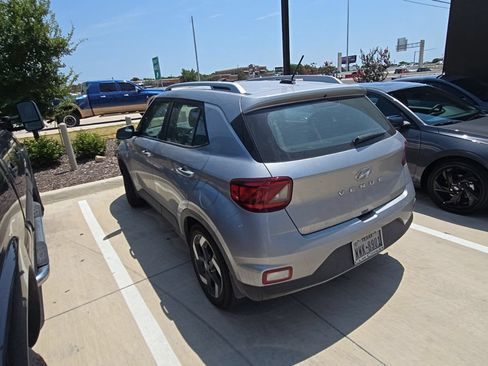 Used 2025 Hyundai Venue SEL FWD image 8